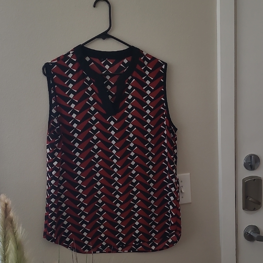 Steinmart sleeveless Chevron-Print V-Neck Blouse in Rust and Black